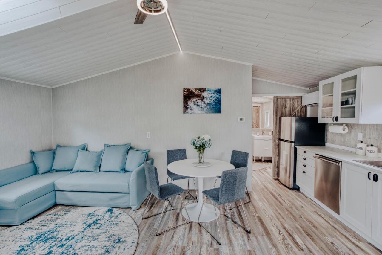 Modern & Cozy Stand-Alone Apartment - Perfect Stay Painted Post Екстериор снимка
