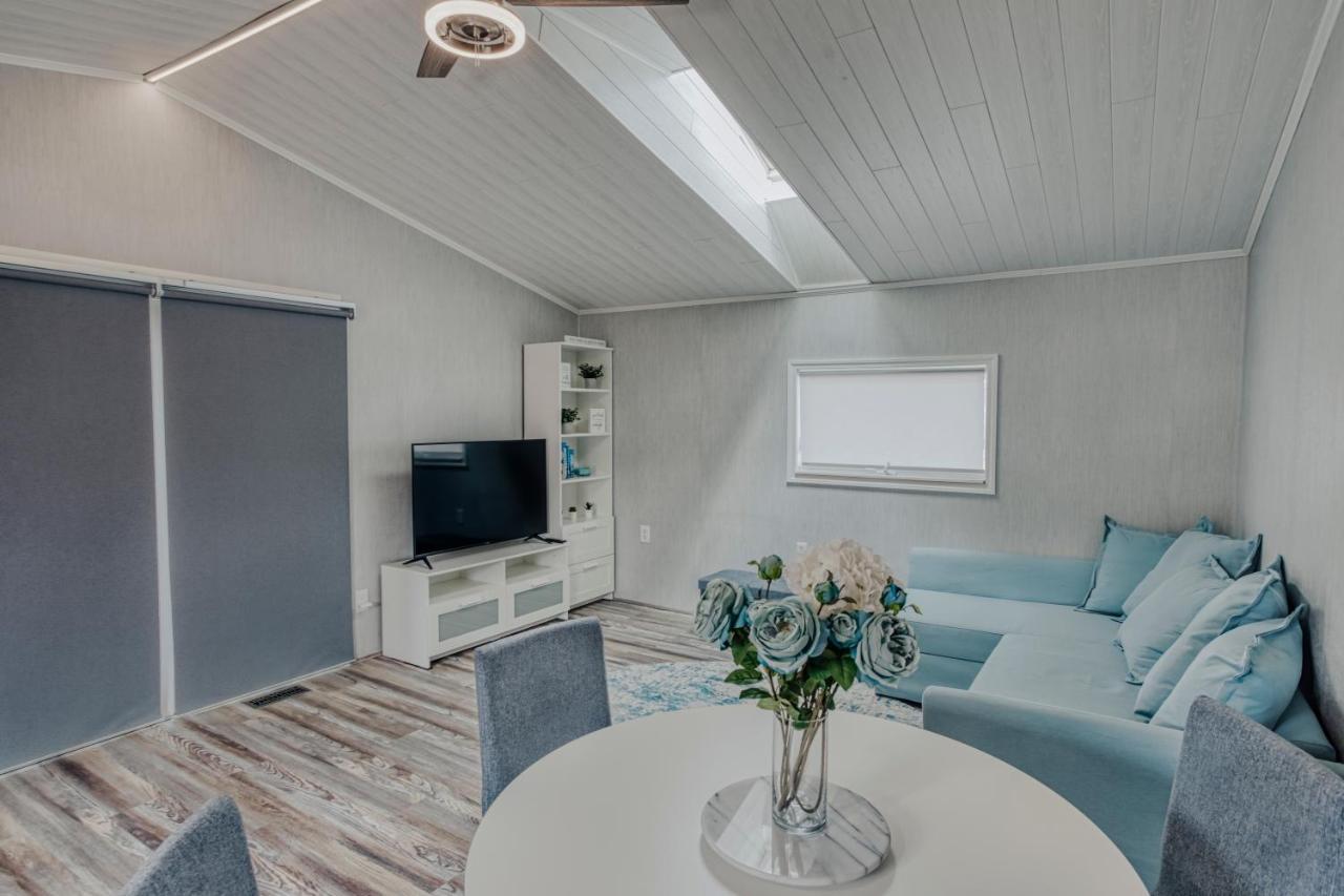 Modern & Cozy Stand-Alone Apartment - Perfect Stay Painted Post Екстериор снимка
